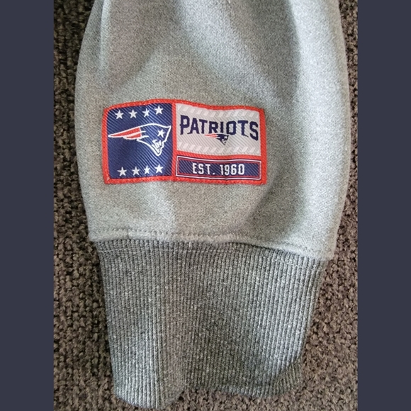 Men's Size S NFL Gray New England Patriots Pullover Hoodie with Zipper Pockets - Picture 2 of 7
